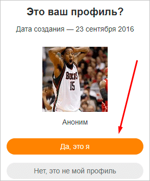 Люди смотрят на текст на экране компьютера.